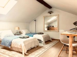 1 dormitorio con 2 camas, escritorio y espejo en A due passi dal Duomo 2 en Biella
