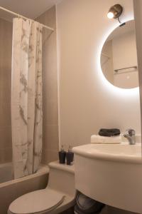 een badkamer met een wastafel, een toilet en een spiegel bij 12 Floor Carolina Area best view 2br CCI Quito Coliving Ecuador in Quito