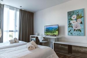 ein Hotelzimmer mit zwei Betten und einem Schreibtisch in der Unterkunft Posta Natural in Tandil + 68 Fotos
