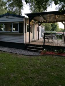 Cabaña con terraza y mesa de picnic en DeerN'Wood en Trois-Ponts