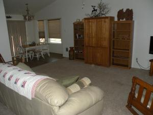 sala de estar con sofá blanco y mesa en Cozy Cabin LaPine, en La Pine