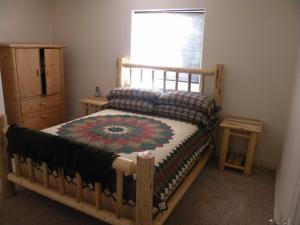 Säng eller sängar i ett rum på Cozy Cabin LaPine