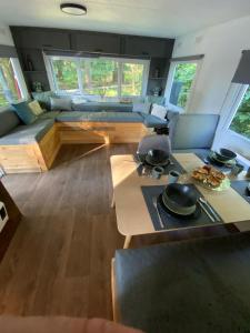 特魯瓦蓬的住宿－DeerN'Wood，客厅配有沙发和桌子