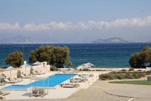 een resort met een zwembad aan de oceaan bij Ambelas Mare Apartments in Ambelas