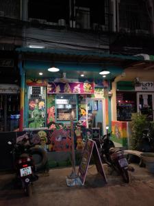 una tienda con motocicletas estacionadas frente a ella en เวทย์​มนต์​กัญชาไทย​ จาก​ ฟาร์ม​สุรินทร์​, en Pattaya central