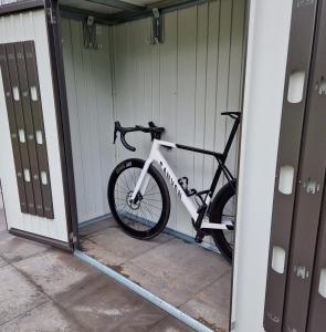 een fiets staat geparkeerd in een garage bij Vakantiehuis ontdek Zuid - Limburg in Simpelveld