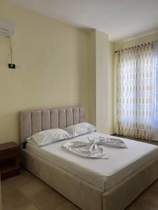 una camera da letto con un letto con due piatti sopra di Hotel Antik a Golem Altre 35 foto