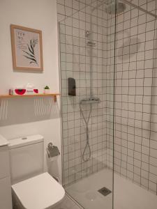 a bathroom with a glass shower with a toilet at Apartamento a estrenar en el centro in Vigo