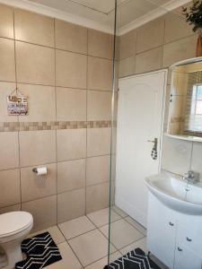 łazienka z toaletą i umywalką w obiekcie Nkulies Nest w mieście Centurion