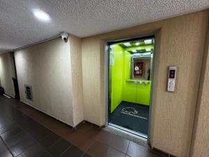 a hallway with a green wall in a building at Apartamento en Bogotá in Bogotá