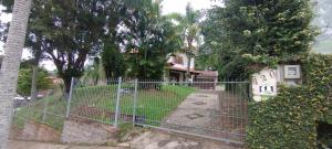 una valla delante de una casa con patio en Hostel de gaia, en Santa Cruz do Sul