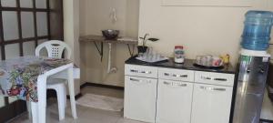 cocina con mesa y encimera blanca en Hostel de gaia, en Santa Cruz do Sul 8 fotos más