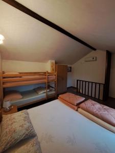 sypialnia na poddaszu z 2 łóżkami piętrowymi w obiekcie Kuća za odmor Buk w mieście Čapljina
