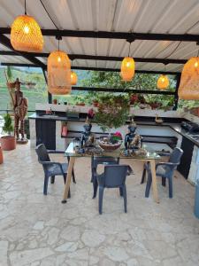 un patio con mesa, sillas y luces en Hermosa habitación 202!!, en Guatapé