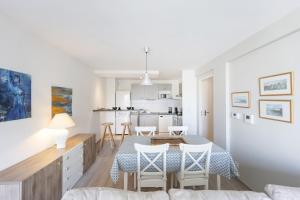 a living room and kitchen with a table and chairs at Les Terrasses de Louise in Bordeaux
