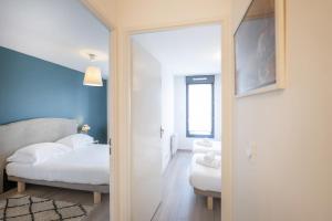 1 dormitorio con cama y espejo en una habitación en Les Terrasses de Louise en Burdeos