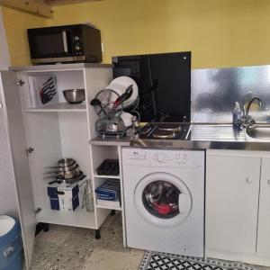 a kitchen with a washing machine and a sink at Beau studio en centre ville in Narbonne