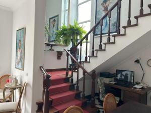 een trap in een huis met een bureau en een raam bij MAR VERDE - Parede-Cascais in Parede