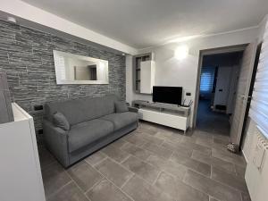 - un salon avec un canapé et une télévision dans l'établissement B&B Il Gelsomino, à Fontanelle di Roccabianca