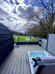 una bañera de hidromasaje en una terraza de madera en Tanglewood Loft, en Newry