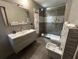 Fontanelle di RoccabiancaにあるB&B Il Gelsominoのバスルーム(洗面台、トイレ、シャワー付)