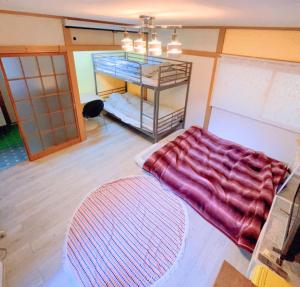 an overhead view of a room with a bed and a rug at 世田谷 大晶家 direct to Shinjuku for 13min 上北沢3分 近涉谷新宿 in Tokyo