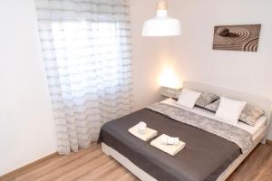Posteľ alebo postele v izbe v ubytovaní Apartman Murter 2+1