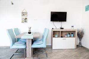 Televízia a/alebo spoločenská miestnosť v ubytovaní Apartman Murter 2+1