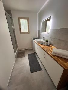 La salle de bains est pourvue d'un lavabo et d'un miroir. dans l'établissement Le Spacieux- Proche de Paris et Orly - Beau F2 de 52m2 en centre ville, à Chilly-Mazarin