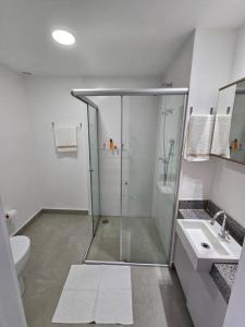 y baño con ducha, aseo y lavamanos. en Studio equipadíssimo ao lado do metrô Alto da Boa Vista-106 ABV en São Paulo