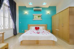 Ένα ή περισσότερα κρεβάτια σε δωμάτιο στο Victory Villa - Bida - Dàn Karaoke - Sân Vườn - Hồ Bơi To - Gần Biển