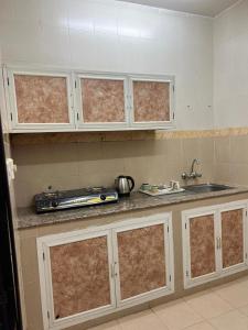 Dapur atau dapur kecil di Al Manafa Furnished Apartments