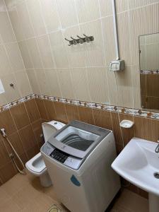 Kylpyhuone majoituspaikassa Al Manafa Furnished Apartments