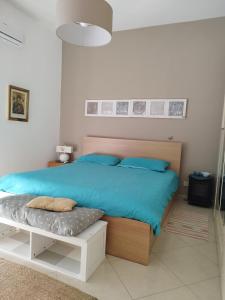 サン・レオーネにあるcasa Rituzzaのベッドルーム(青い枕のベッド1台付)