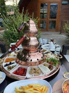 une table avec des assiettes de nourriture au-dessus dans l'établissement Zeyve Bungalov Tatil Köyü, à Karaman