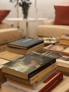 un mucchio di libri seduti sopra un tavolo di A due passi dal Duomo 2 a Biella