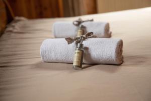 a group of three towels on a bed at Hôtel-Restaurant Le Berger Blancc in Evolène