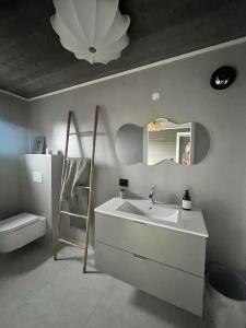 ファールスンにあるUnik hytte med fjordutsiktの洗面台と鏡のあるバスルーム