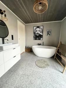 Ванная комната в Unik hytte med fjordutsikt