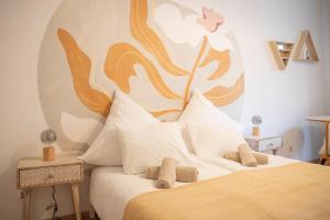 een slaapkamer met een bed met een muurschildering van bloemen aan de muur bij Cozy City Apartments in center K16 in Wenen