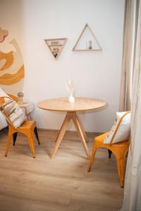 a wooden table and two chairs in a room at Cozy City Apartments in center K16 in Vienna