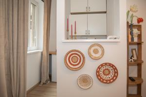 una cocina con sombreros de paja colgados en la pared en Cozy City Apartments in center K16, en Viena