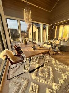 ファールスンにあるUnik hytte med fjordutsiktのリビングルーム(テーブル、椅子付)