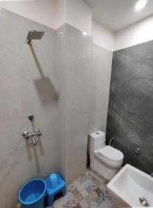 ein Badezimmer mit einem weißen WC und einem Waschbecken in der Unterkunft HOTEL HIVIN AND PEANCE - TOP RATED AND SERCH PROPERTY AMRITSAR in Amritsar