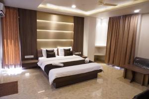 Un pat sau paturi într-o cameră la HSM Grand Inn, Chittoor