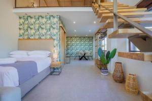 um quarto com uma cama e uma escada em La Perla Di Barla em Kánalos