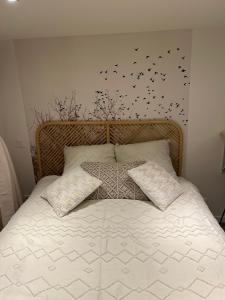a bedroom with a bed with birds on the wall at Le zénith vieille ville d'Annecy in Annecy