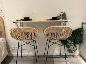 a table with two chairs and a table with two bowls on it at Le zénith vieille ville d'Annecy in Annecy