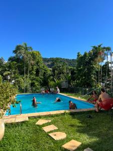 grupa ludzi w basenie w obiekcie Castelo dos Tucanos Hostel w mieście Rio de Janeiro