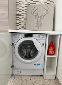 una lavadora con una foto de un ciervo. en Casa corrado, en Sarno